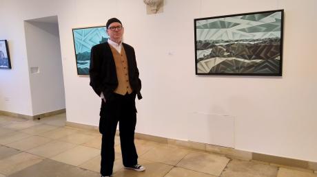 Der Künstler Max Stiller vor seinen Landschaften: Aktuell ist im Rathausfletz eine Ausstellung zu sehen.