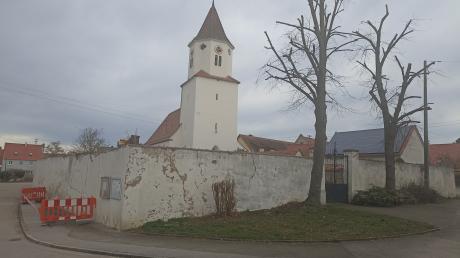 Die Kirchenmauer in Ehringen soll abschnittsweise saniert werden.