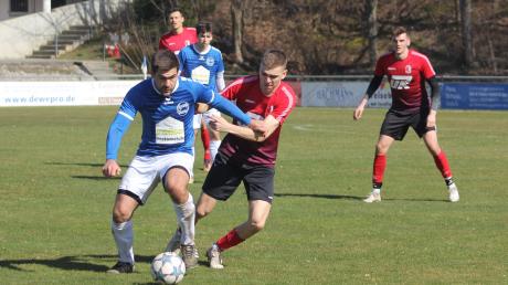 Zell blieb trotz Kampfgeist ohne Punkte: links Manuel Schweizer (SC Griesbeckerzell) gegen Andreas Kotter (TSV Wertingen).