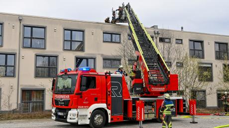 Feuerwehreinsatz in
Landsberg: Im Senioren-Zentrum wurde ein Brand vermutet.