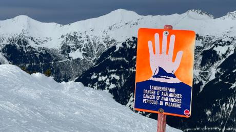 Rettungskräfte haben in den Schweizer Alpen am Sonntagabend die Leichen von fünf Skitourengängern entdeckt.