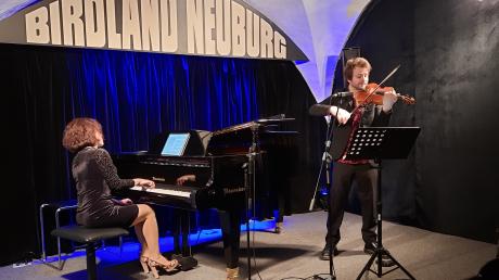 Klassik und Jazz auf allerhöchstem Niveau: Lilian Apokova am Flüpgel und Matthias Well mit der Geige.  