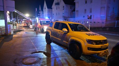 Glück im Unglück: Der Fahrer eines vorbeifahrenden Abschleppwagens bemerkte wenige Minuten vor Mitternacht den Brand neben einem Hauseingang in Blaustein. 