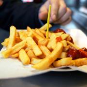 Fast Food ist zwar nicht gesund, doch auch der gesellschaftliche Zwang zum Abnehmen kann schaden. Darauf macht der Anti-Diät-Tag am 6. Mai aufmerksam.