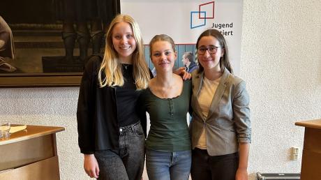 Die Teilnehmerinnen des Deutschherren-Gymnasiums Aichach beim Jugend debattiert Regionalwettbewerb im Augsburger Rathaus: (von links) Lena Marko, Annika Hüllen (Platz 1) und Katharina Baur.