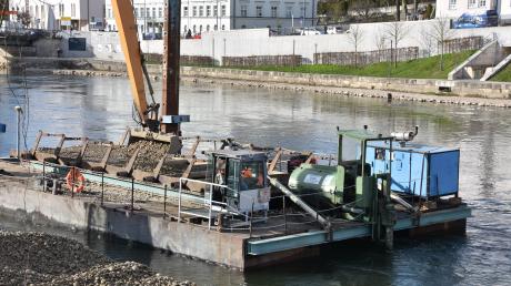Mit einem Spezialboot (Klappschute) werden in Donauwörth derzeit große Mengen Kies und Steine auf den Fluss geschafft und nach und nach in diesem versenkt, um seine Sohle zu stabilisieren.
