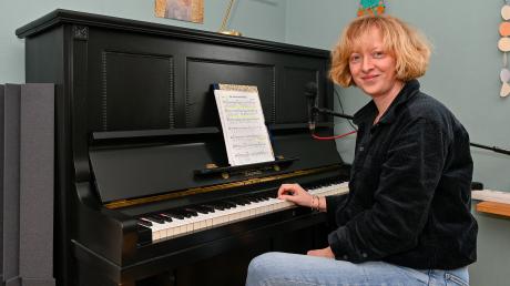 Anna Holzhauser aus Landsberg singt und spielt Klavier.