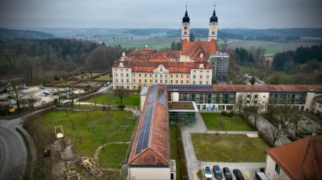 Denkmalschutz und moderne Energieerzeugung sind vereinbar. Das beweist die neue Photovoltaikanlage auf dem Dach des Bildungszentrums am Kloster Roggenburg.   