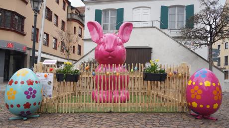 Ein großer pinker Osterhase ziert auch heuer den Stadtplatz vor dem historischen Rathaus. Erstmals ist der Hase allerdings eingezäunt.