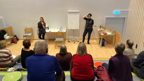 Wie zeigt man, dass ein Charakter verwirrt ist? Saskia Hinze (links) und Hanna Pelikan vom "Theater Luftschloss" erklären, wie man Vorlesen möglichst lebhaft gestaltet.