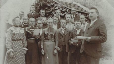 Der Kirchenchor aus Munningen in früheren Vereinsjahren: Lehrer A. Lutz (rechts) und Pfarrer Max Müller (links) vor der Gartenlaube des Schulhauses im Jahre 1905.