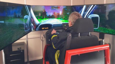 Wer Feuerwehrfahrzeuge fährt, braucht starke Nerven. Sich professionell zu verhalten, kann man üben – mit einem Einsatzfahrten-Simulator.