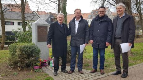 Kurt Aue, MdL Wolfgang Fackler, OB Jürgen Sorré und Martin Hofmann bei der Gedenkfeier zum Tag des Selbstbestimmungsrechts.