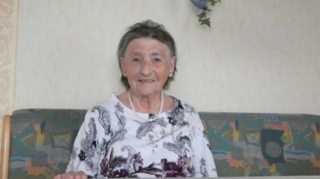 Irmgard Hämmerle aus Burgau wird 90 Jahre alt. Sie ist froh, dass sie Zuhause mit ihrer Familie leben kann.