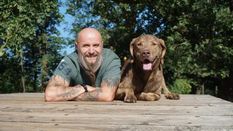 Mensch und Tier müssen beim Hundetraining ein gutes Team ergeben, sagt Hundetrainer Holger Schüler. Mit im Bild sein Hund Dakota.