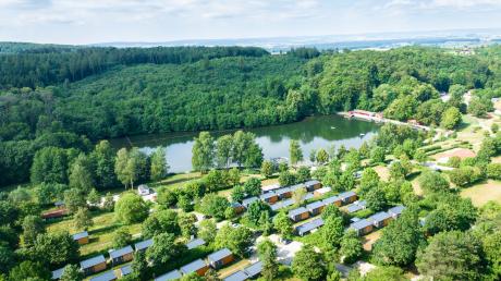 Auf dem Campingplatz am Waldsee in Wemding stehen mittlerweile rund 60 Tiny-Häuser, die als Ferienwohnungen (werden vermietet) oder als Ferienhäuser (gehören Privatleuten auf verpachtetem Grund) genutzt werden.