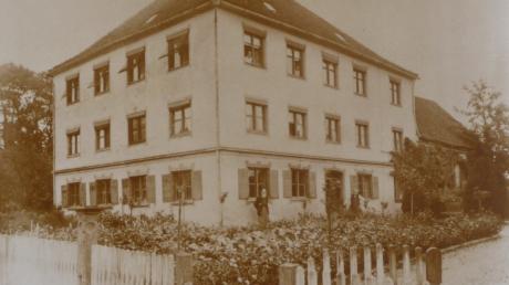 Wilhelm Engel vor seinem Wohnhaus in Babenhausen, Krumbacher Straße 6, circa 1930.