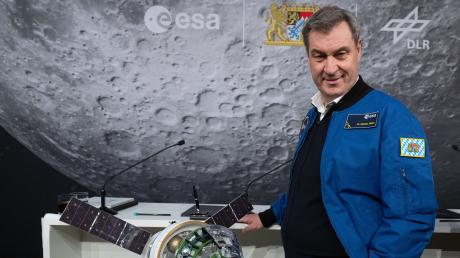 Ministerpräsident auf Mond-Mission: Markus Söder neben einem Modell der Raumkapsel Orion. Foto: Sven Hoppe/dpa +++ dpa-Bildfunk +++