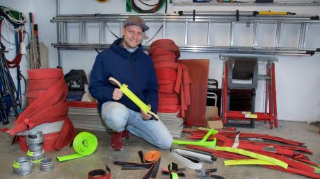 Armin Deuringer aus Pürgen und sein Mitstreiter fertigen unterschiedliche Produkte aus aussortierten Feuerwehrschläuchen.