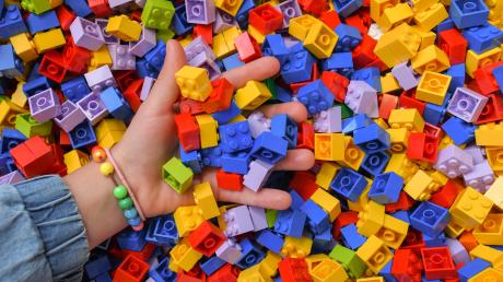 Spielen mit der Hand: Mit Lego lassen sich Träume verwirklichen, ob von Kindern oder Erwachsenen. 