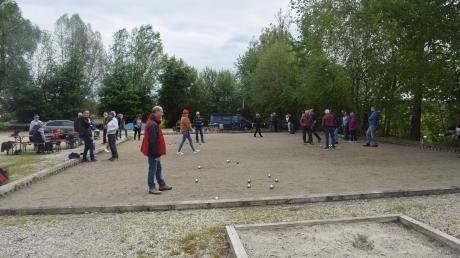 Die Boulebahn auf dem Dorfplatz in Sielenbach, hier eine Aufnahme von einem Turnier im vergangenen Jahr, muss für das Jubiläumsfest des  Burschenvereins vorübergehend weichen.