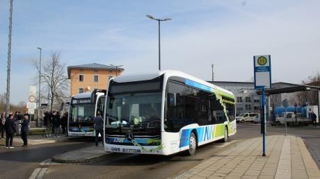 Am Aichacher Bahnhof wurden die neuen  
E-Busse der Firma Egenberger vorgestellt, die im Augsburger Verkehrsverbund (AVV) fahren.