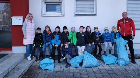 Säckeweise Müll eingesammelt haben die Fußball-Minis des VfR Jettingen.