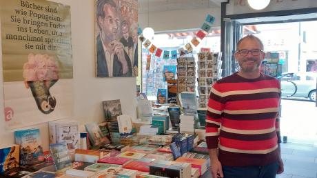 Nicolas Greno setzt in seinem Buchladen in Donauwörth auf ein breites Portfolio.