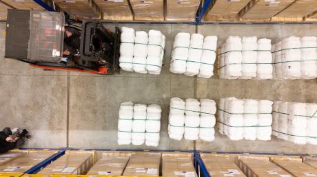 Ein Gabelstapler verlädt im Logistikzentrum des Deutschen Roten Kreuzes (DRK) Hilfsgüter für die Zivilbevölkerung im Gazastreifen. Von Dresden starten in den kommenden Tagen 885 Paletten mit gut 218 Tonnen Hilfsgütern.   