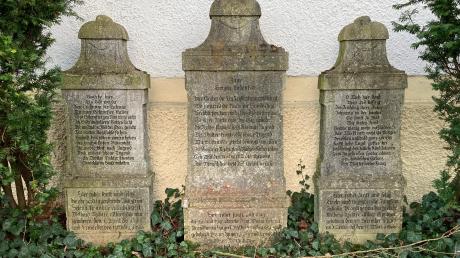 Die Steine an der Wand der Kapelle des Ingolstädter Westfriedhofs erinnern an den Mordfall Prandtner und die Frauen, die dabei ums Leben kamen.