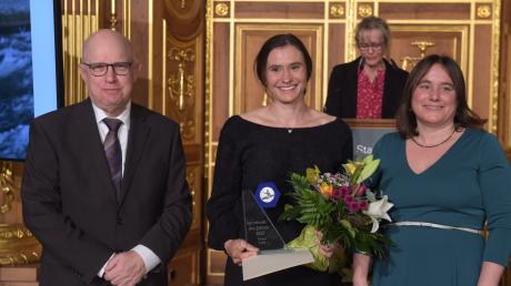 Der Kanutin Elena Lilik wird von Franz Neuhäuser (2. Vorsitzender des Vereins Augsburg-Allgäuer Sportpresse) und Bürgermeisterin Martina Wild der Pokal zur „Sportlerin des Jahres 2023“ überreicht.