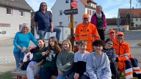 Die Mitwirkenden freuten sich über das gelungene Projekt, das jetzt an der Grund- und Mittelschule Welden am Poetenbänkle ihren Platz gefunden hat.