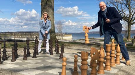 Bürgermeisterin Sandra Perzul und Gemeinderat Michael Lutzeier packten die jetzt gelieferten Figuren für das Freiluft-Schach in den Seeanlagen aus.