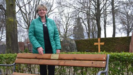 Kata Widmann ist eine von sieben Trauerbegleitern, die am Trauerbänkle im Friedhof in Burgau Zeit zum Zuhören schenken.