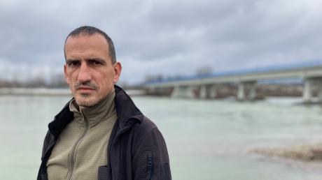 Rettungstaucher Nenad Jovanovic holt tote Flüchtlinge aus dem Fluss Drina. "Für mich ist es eine Genugtuung, wenn die Toten endlich ihre Ruhe finden können", sagt er.