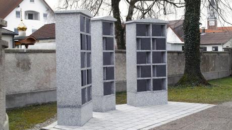 Auf dem Friedhof Ettringen ist es jetzt auch möglich, in einer Steelen-Urnennische bestattet zu werden. 