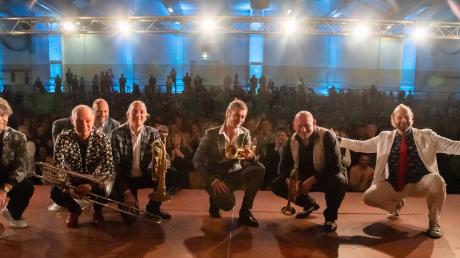 Das Konzert des Jahres in Höchstädt: Etwa 900 Besucher und Besucherinnen wollten Mnozil Brass am Samstagabend in der Nordschwabenhalle hören.  Die Musiker erhielten tosenden Applaus. 
