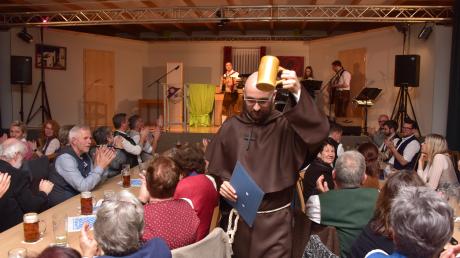 Die Fastenpredigt „Ave servicia salvete in Grasheim“, geschrieben von Bruder Ferdinand, gehalten von Bruder Dominikus, begeisterte die Zuhörer im ausverkauften Karmannsaal.