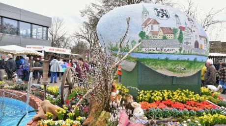 Den Platz vor der Grundschule haben die Ehrenamtlichen mit allerlei Blumen, Eiern und Hasen aufwendig dekoriert.