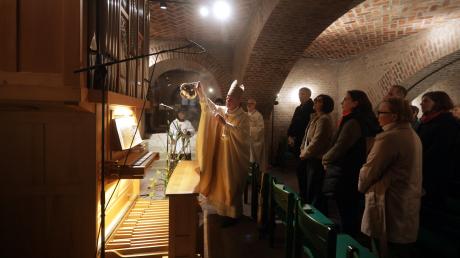 
Weihbischof Anton Losinger weihte am Sonntag die Unterkirche von St. Thaddäus. Dort kommt jetzt auch eine neue Orgel zum Einsatz. 