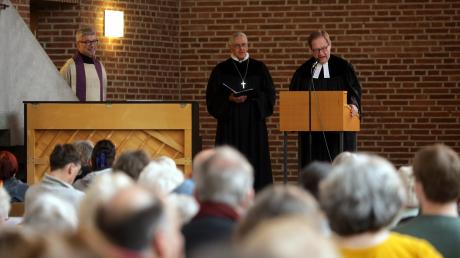 Die Dekane Helmut Haug und Frank Kreiselmeier und Pfarrer Fritz Graßmann leiten den Abschlussgottesdienst in St. Paul.