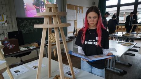 Werkstattfest an den Beruflichen Schulen in Aichach: Ein Ständer aus Eschenholz ist die Projektarbeit von Paula Treffler aus Rinnenthal (Stadt Friedberg).