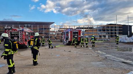 Ein Transformator hat am Samstagnachmittag in einer Zimmerei im Pfaffenhofener Gewerbegebiet Speckfeld gebrannt. Etwa 70 Einsatzkräfte von drei Feuerwehren rückten an. 