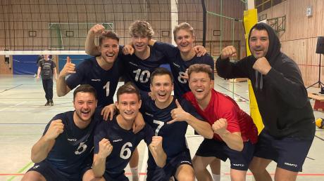 Die Volleyballer des SVS Türkheim bejubeln eine 2:3-Niederlage in Röttingen, weil damit der vorzeitige Klassenerhalt in trockenen Tüchern ist.
