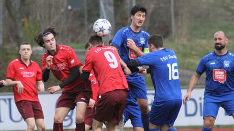 Packende Duelle lieferte sich die junge Garde des TSV Dasing II (rote Trikots) mit dem TSV Rehling.