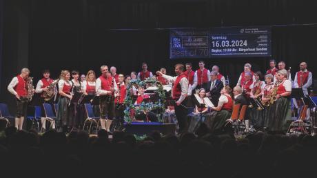 Das Blasorchester unter der Leitung von Markus Kolb spielte prachtvolle Fanfaren zum Jubiläumskonzert der Musikvereinigung Senden-Ay-Oberkirchberg im Sendener Bürgerhaus.