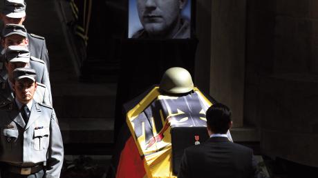 2010 starben in Afghanistan drei Bundeswehrsoldaten. Der damalige  Verteidigungsminister Karl-Theodor zu Guttenberg erwies bei der Trauerfeier die letzte Ehre. Die gestorbenen Soldaten sollen nicht vergessen werden. 