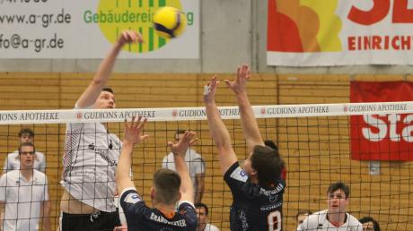 Die Friedberger Volleyballer (weiße Trikots) besiegten im letzten Heimspiel der Saison den Tabellenführer Mühldorf.