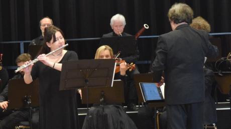 Mit viel Applaus bedacht wurde Flötistin Natalija Saranchyna mit ihrer virtuosen Flötensuite von Saverio Mercandante beim Frühlingskonzert des Friedberger Kammerorchesters.
