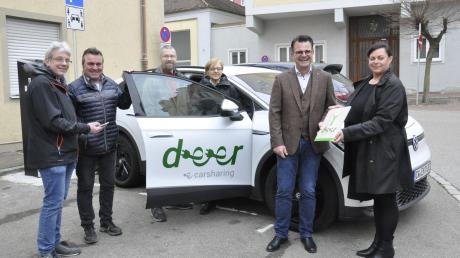 Carsharing ist jetzt auch in Donauwörth möglich. Die Firma "Deer" hat in der Klostergasse eine Station eingerichtet. Rechts im Bild Oberbürgermeister Jürgen Sorré und Marketingchefin Sophia Meichle.